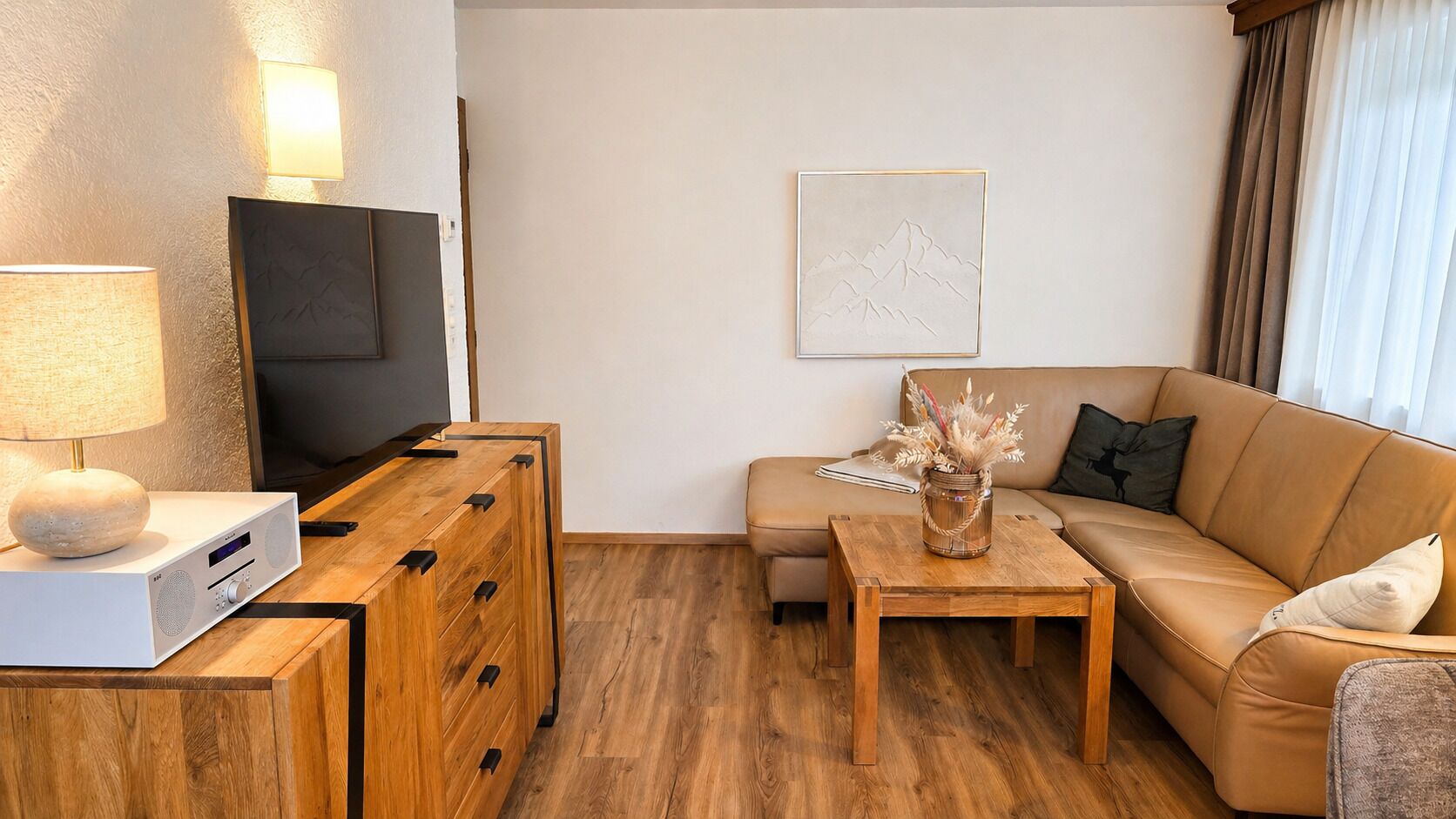 Appartamento Superior, vista montagna | Area soggiorno | Smart TV 32 pollici con canali satellitari
