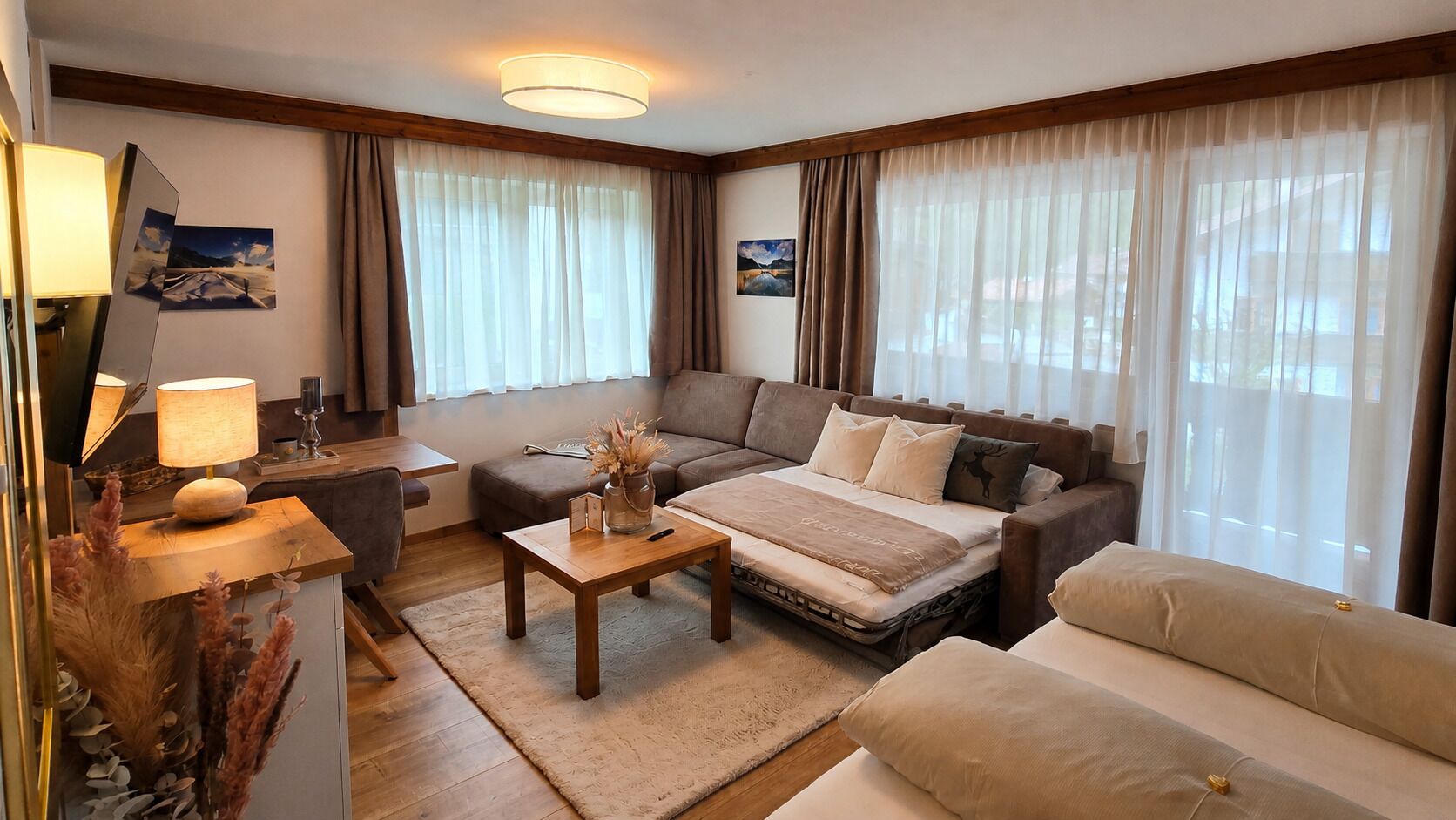 Una sala de estar moderna con un sofá, una mesa de centro y un televisor.