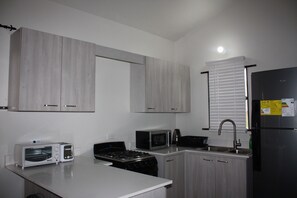 Private kitchen - Exquisite 2 Bedroom Bungalow - Gated community (X33F+WM Portmore, Jamaica)