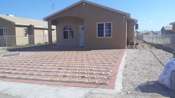 Exterior - Exquisite 2 Bedroom Bungalow - Gated community (X33F+WM Portmore, Jamaica)