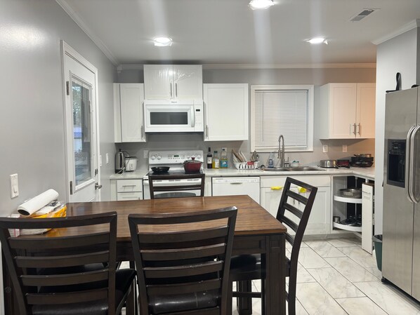 Een microgolfoven, een oven, een vaatwasser