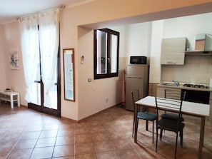 Fridge, microwave, oven, stovetop - Monolocale con resede esterno privato (Signa)