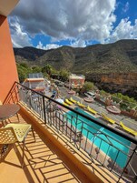 Habitación triple, balcón, vistas a la montaña | Espacio para trabajar con un portátil, cunas gratuitas, wifi gratis