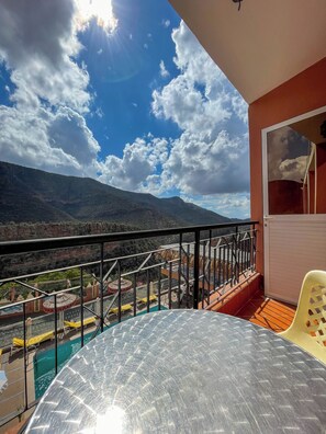 Habitación panorámica doble, 1 cama de matrimonio, balcón, vistas a la montaña | Decoración individual y mobiliario individual