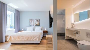 Suite | Bathroom | Free toiletries, hair dryer, towels, soap