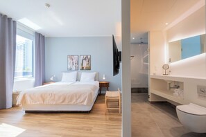 Suite | Bathroom | Free toiletries, hair dryer, towels, soap - Limehome Amsterdam Westerpark (Amsterdam)