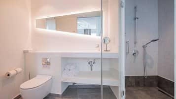 One-Bedroom Suite | Bathroom | Free toiletries, hair dryer, towels, soap