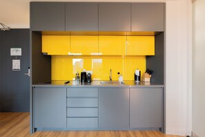 Suite, 1 camera da letto | Cucina privata | Frigorifero, microonde, piano cottura, lavastoviglie