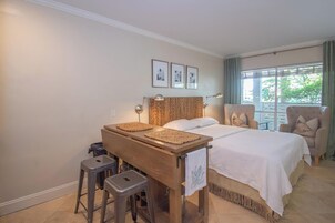 开间套房, 多张床, 厨房 (511 Sunsuite) | 1 多间卧室、特色装修、特色家居、床单