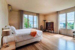 Villa, utsikt mot innsjø | 4 soverom, sengetøy av topp kvalitet, dundyner og strykejern/-brett