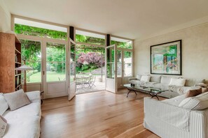 Villa, utsikt mot innsjø | Oppholdsområde | En 30-tommers TV med digitale kanaler