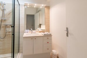 Amenidades de baño gratuitas, secadora de cabello, toallas 