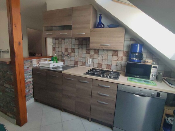 ثلاجة، ميكروويف، موقد طهي مسطح، غسالة أطباق