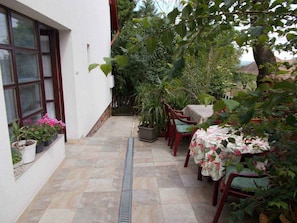 Outdoor dining - Holiday apartment with balcony, WiFi and air conditioning (Fonyód)