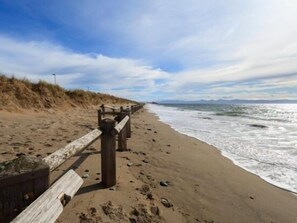 Beach - Victoria Guest Accommodation & Studio Apartments (Pwllheli)