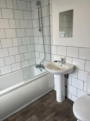 Twin Room, Ensuite | Bathroom - Victoria Guest Accommodation & Studio Apartments (Pwllheli)