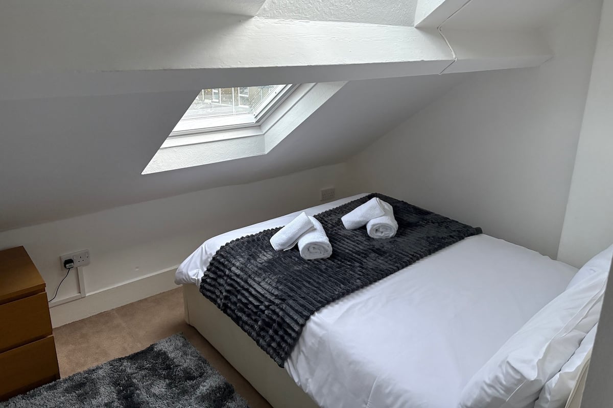 Standard Studio, Ensuite (Large)