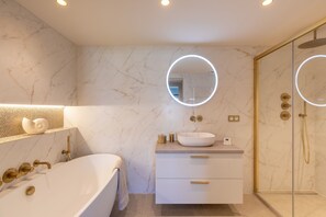 Articles de toilette gratuits, sèche-cheveux, serviettes fournies