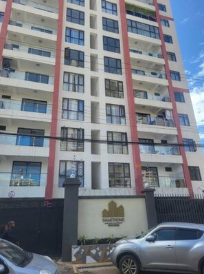 Vista frontal de la propiedad