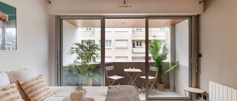 Iron/ironing board, free WiFi, bed sheets