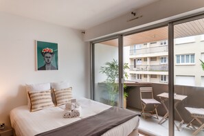 Iron/ironing board, free WiFi, bed sheets
