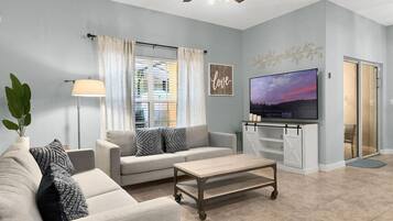 Nhà liên kế dành cho gia đình, quang cảnh resort | Phòng khách | Smart TV 27-inch có truyền hình cáp