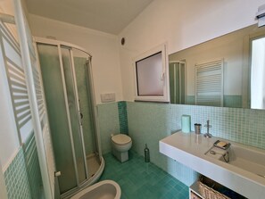 シャワー、ヘアドライヤー、ビデ、タオル