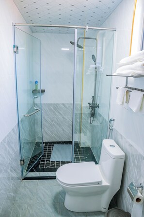 Deluxe Apartment, City View | Bathroom | Slippers - Lulu Homes at Goldpark (Nairobi)