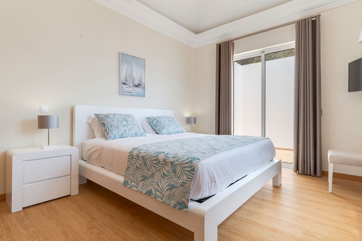 3 bedrooms, iron/ironing board, free cots/infant beds, free WiFi
