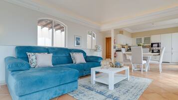 Family Villa, Partial Sea View | Living area