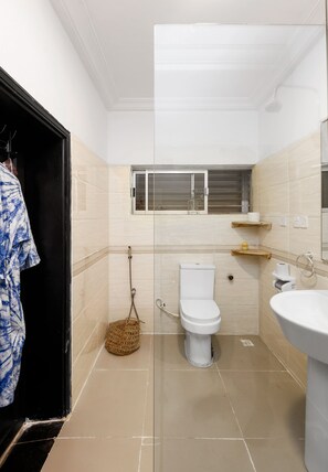 تجهيزات دش، دُش غزير�، مجففات شعر، برانس (أردية) حمّام