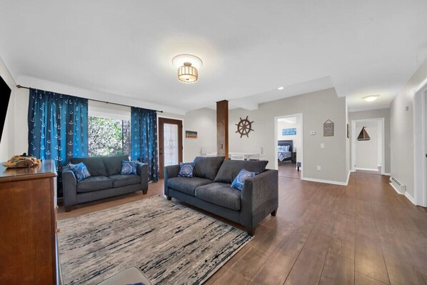 TV, fireplace - Port Paradise Hot Tub Open! Walk 2 DT, Beach&more (Port Sanilac)