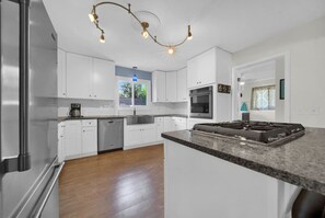 Fridge, microwave, oven, stovetop - Port Paradise Hot Tub Open! Walk 2 DT, Beach&more (Port Sanilac)