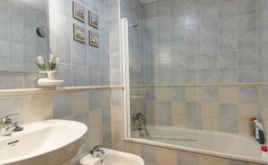 Dusche, Haartrockner, Bidet, Handtücher