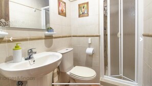 Dusche, Haartrockner, Bidet, Handtücher