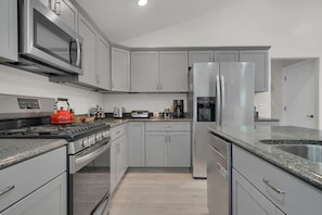 Refrigerador, microondas, horno, placa de cocina