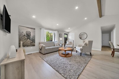 Modern Home on Sand Point! 11 mins to DT caseville