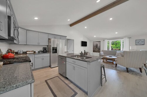 Modern Home on Sand Point! 11 mins to DT caseville