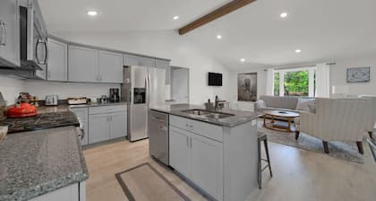 Modern Home on Sand Point! 11 mins to DT caseville
