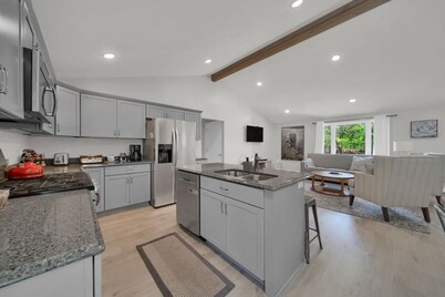 Modern Home on Sand Point! 11 mins to DT caseville