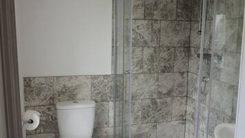 Un bany amb vàter, plat de dutxa i rentamig.