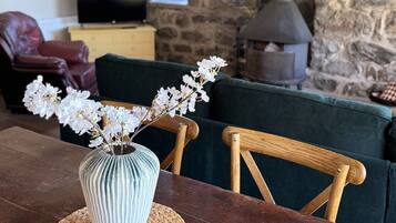 Traditional Cottage, Ensuite, Courtyard View | Dining