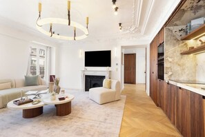 TV - CHIC PARISIAN DUPLEX: EIFFEL TOWER VIEWS, LUXURY 5 BEDROOMS HAUSSMANNIAN CHARM (Paris)