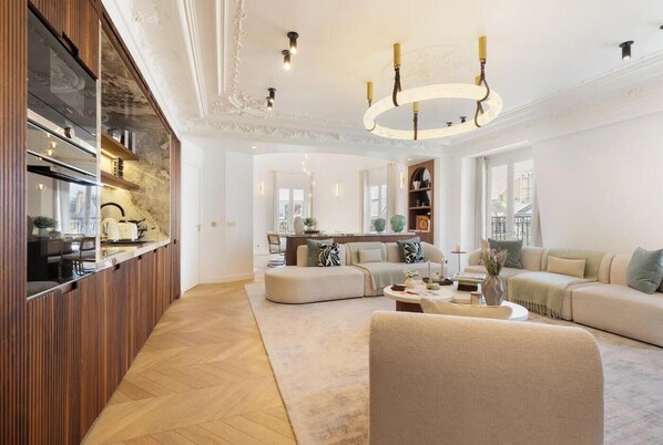 TV - CHIC PARISIAN DUPLEX: EIFFEL TOWER VIEWS, LUXURY 5 BEDROOMS HAUSSMANNIAN CHARM (Paris)