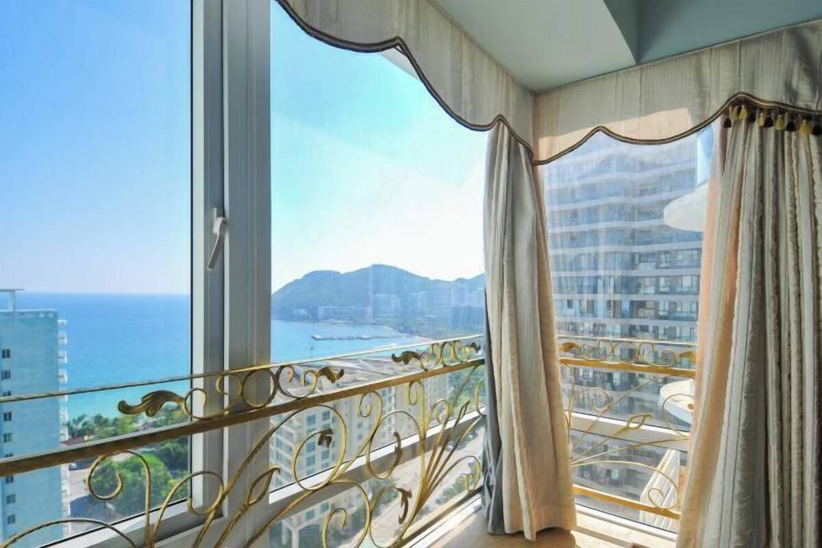 Un balcon avec vue sur la mer et les bâtiments.