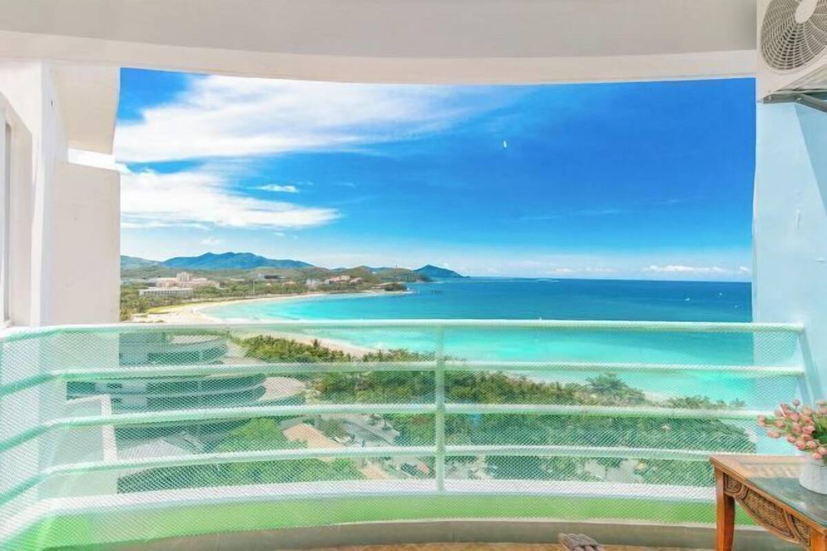 Un balcon avec vue sur une plage et l’océan.