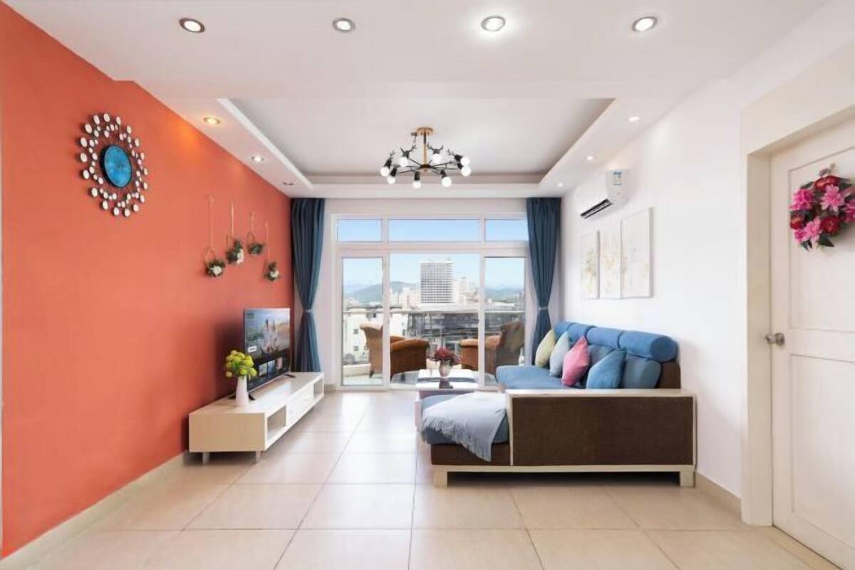 Un salon moderne avec un canapé, un téléviseur et des objets de décoration.