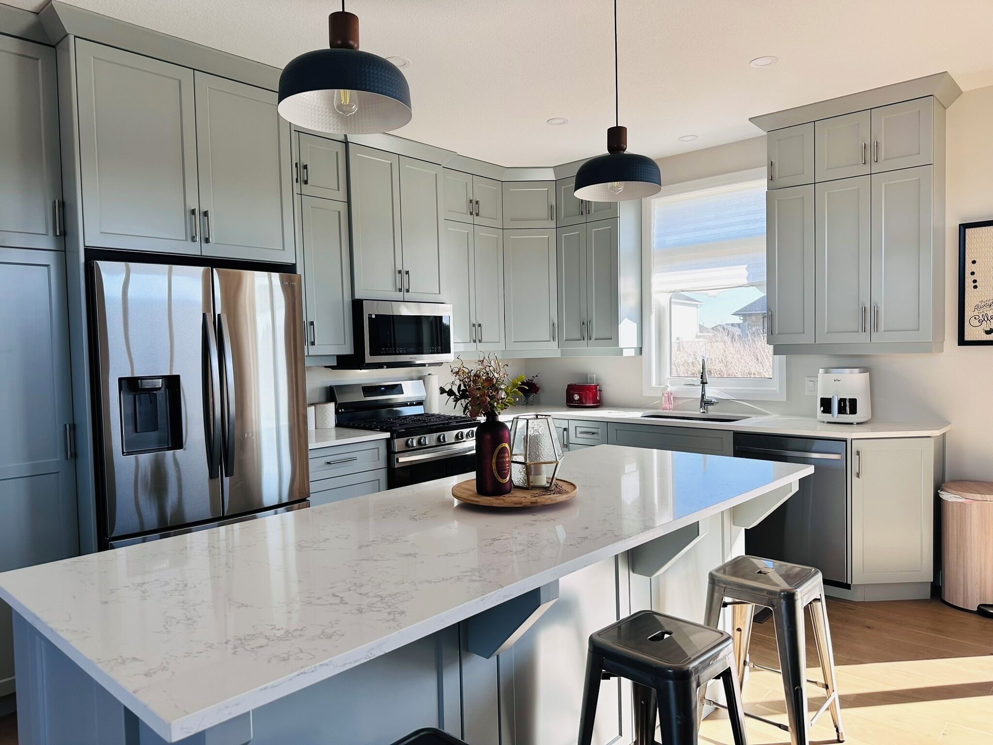 Jääkaappi, mikroaaltouuni, uuni, liesi