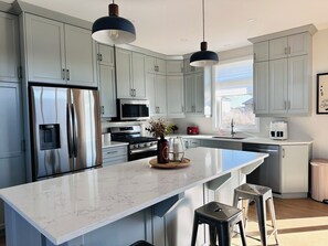 Réfrigérateur, four à micro-ondes, un four, surface de cuisson