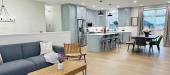 3 mins drive to Beach |5 bdrm|Sleeps 18